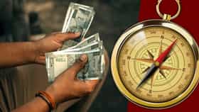 Vastu Tips for Money : पगार येतो पण पैसा टिकत नाही ?  घरातील या 5 गोष्टींकडे चुकूनही करू नका दुर्लक्ष !