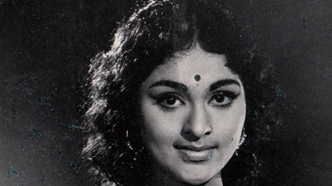 पण त्यातील काही भाग सिनेमात तसेच ठेवण्यात आले. ज्यामुळे विजयश्री यांना मोठा धक्का बसला, ज्याचा त्यांना प्रचंड त्रास झाला.  त्यानंतर त्यांनी स्वतःला संपवलं. अभिनेत्रीच्या निधनानंतर इंडस्ट्रीमध्ये शोककळा पसरली. 