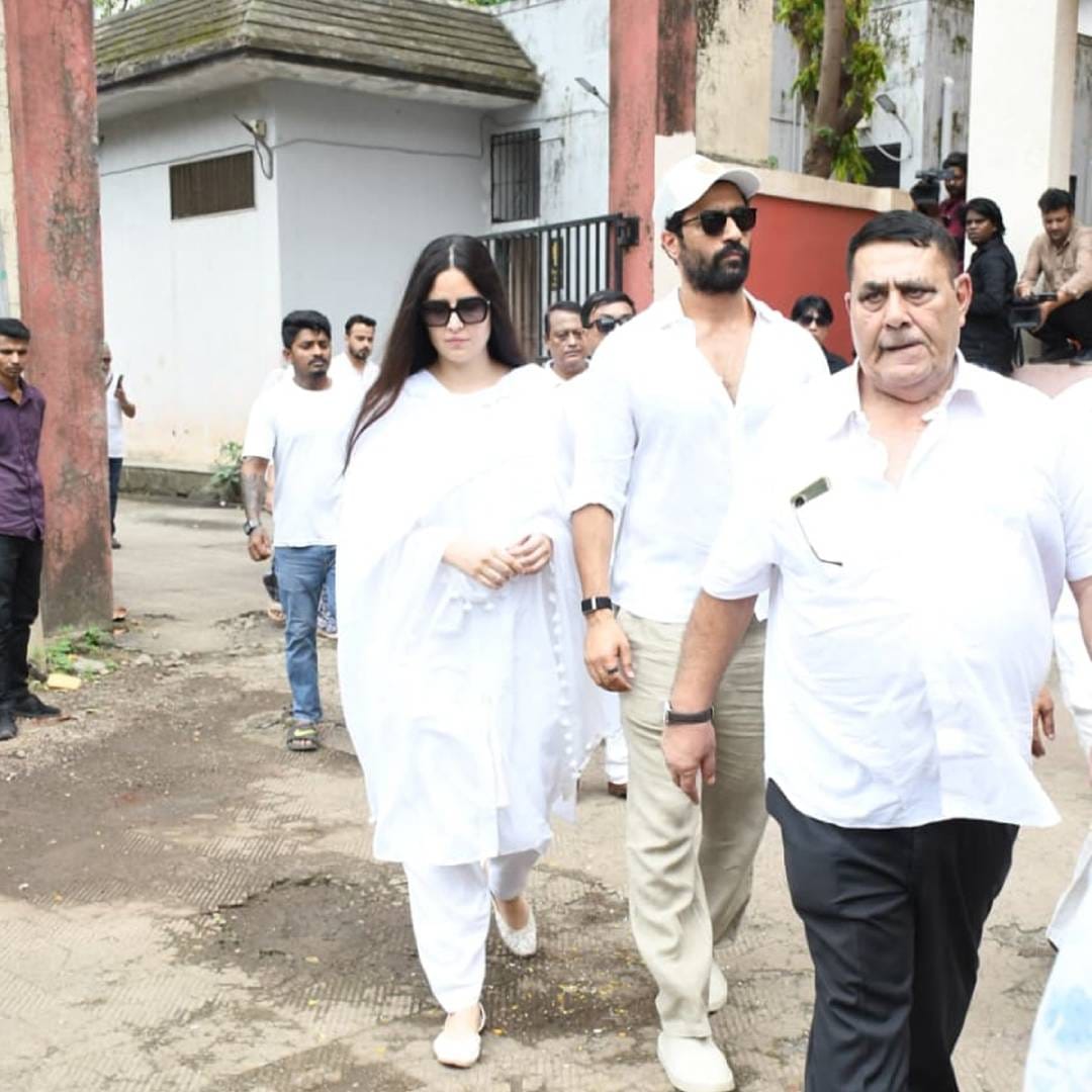 कुकू कोहली यांच्या अंत्यसंस्कारासाठी बॉलिवूड अनेक कलाकार आणि दिग्गज उपस्थित होते. विकी कौशल आणि कतरिना कैफ यांनीही ओशिवरा स्मशानभूमीत पोहोतून कुकू कोहली यांना श्रद्धांजली वाहिली.