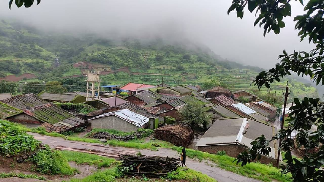 फोफसंडीची सर्वात खास गोष्ट म्हणजे इथला सूर्योदय आणि सूर्यास्त. उंच डोंगरांच्या दरीत हे गाव वसल्यामुळे सूर्यकिरण उशिरा पोहोचतात आणि सूर्यास्तही तुलनेने लवकर होतो.