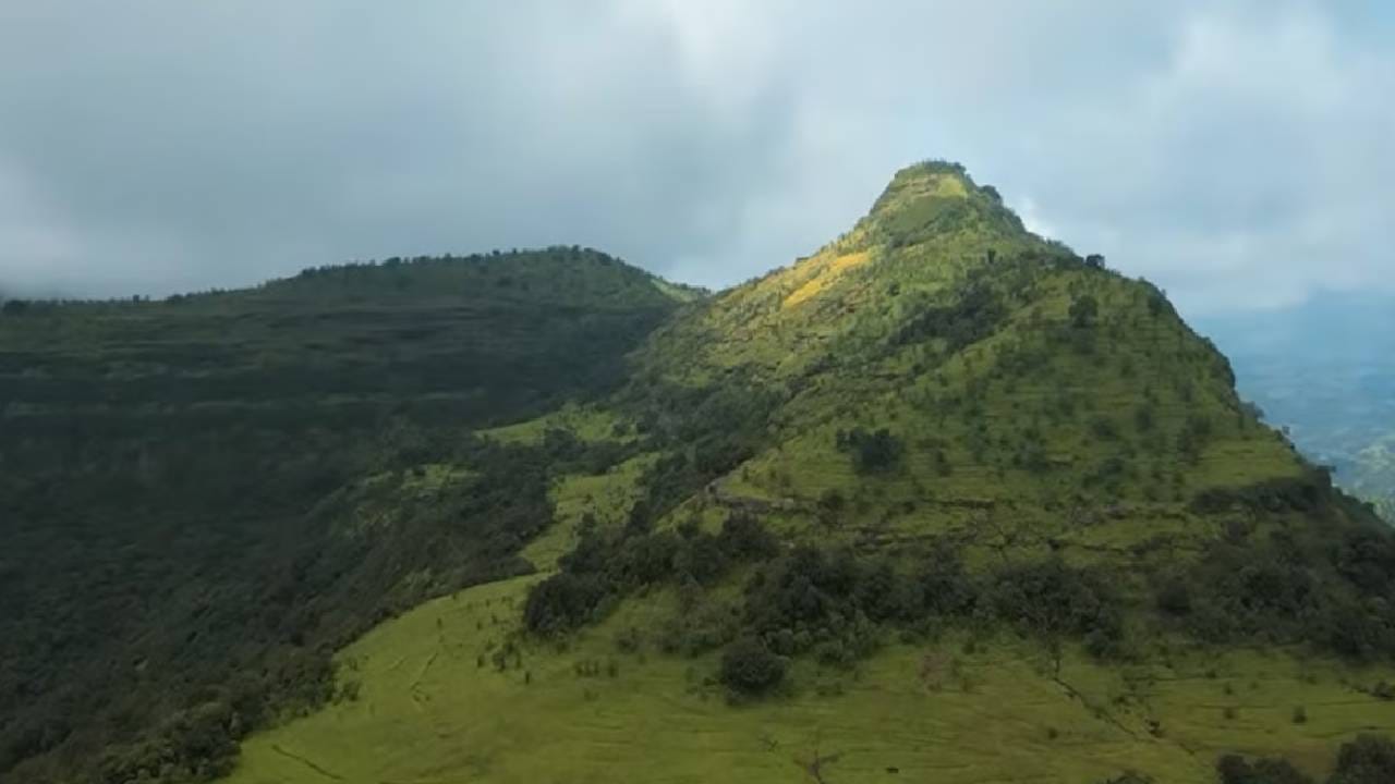 त्यामुळे गावकऱ्यांना दिवसाचा उजेड इतर ठिकाणांपेक्षा कमी काळ अनुभवायला मिळतो. म्हणूनच इथला दिवस कमी तासांचा असतो.