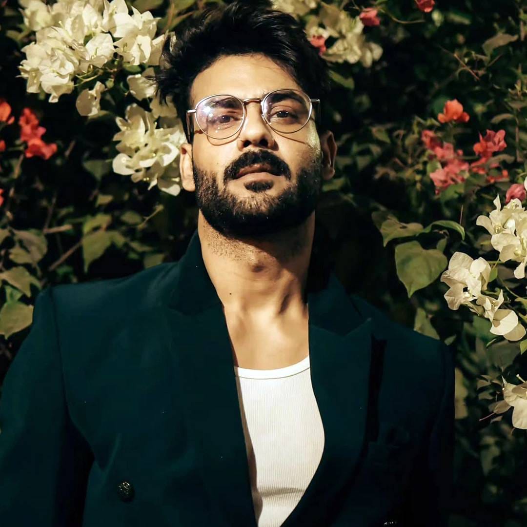 "मी आमिर खानसारखा नाही. जोपर्यंत लग्न परफेक्ट होत नाही, तोपर्यंत एकानंतर एक लग्न करतच राहण्यासारखा मी नाही. एकच आयुष्य आहे, एकच लग्न करेन. मला लग्नाच अपयश नको आहे. त्यामुळे मी लग्नच करणार नाही. आजूबाजूचे अनुभव पाहता माझी लग्न करण्याची इच्छाच होत नाही", अशा शब्दांत विशाल व्यक्त झाला.
