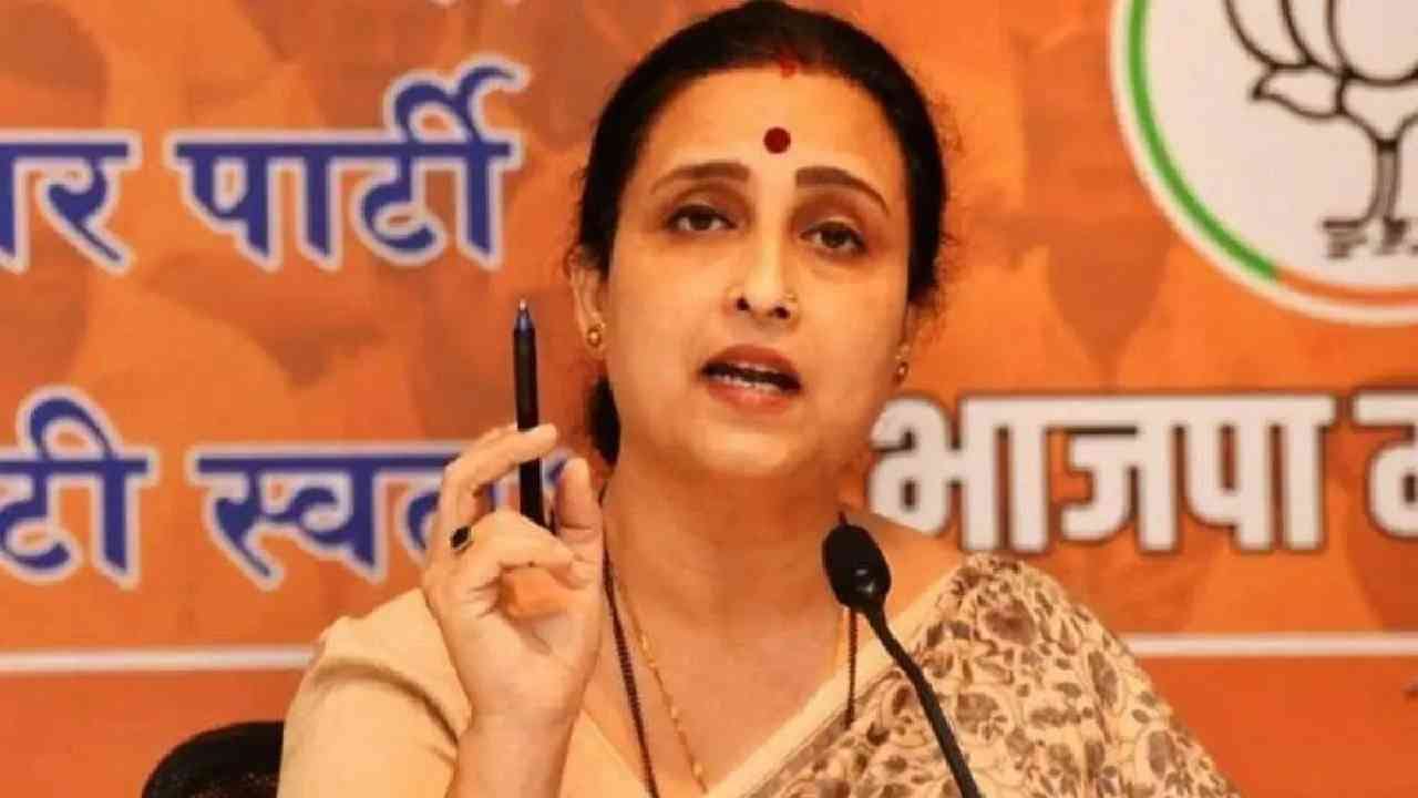 न्यायव्यवस्थेचा निर्णय मान्य करण्याची अक्कल तुमच्यात आहे का? की सोनिया गांधींची चाटूगिरी करताना  देशाच्या न्यायालयाचा विसर पडलाय. माझ्या नवऱ्याला न्यायालयाने निर्दोष ठरवलय. पण सोनिया गांधींच्या लाचारीत अडकलेल्या विजय वडेट्टीवार तुमच्या मानसिकतेला महाराष्ट्र कधीही माफ करणार नाही.