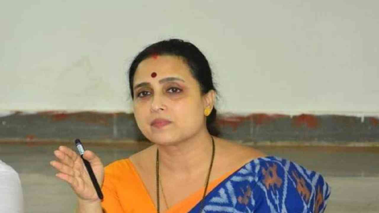 एका भारतीय स्त्रीने सोनिया गांधींना वंदे मातरमच पुस्तक पाठवून राष्ट्रगानासाठी सन्मान राखायला सांगण हा विजय वडेट्टीवार यांच्या दृष्टीने वेधळेपणा ठरतो का?.  वंदे मातरमचा अपमान सहन न होणे जर वेडेपणा असेल तर होय मी या देशाच्या सन्मानासाठी 100 वेळा वेडी व्हायला तयार आहे. 