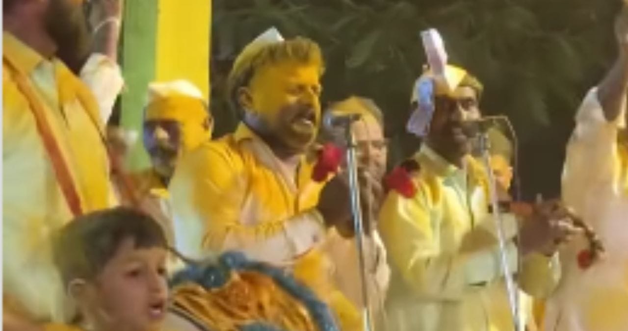 काही दिवसांपूर्वी बाळूमामांच्या कार्यक्रमांत धनगर शाहीरांनी केलेल्या सादरीकरणामुळे हे गीत पुन्हा चर्चेत आले आहे. शाहिराच्या आवाजातील गाण्याचं भक्तांनी उत्स्फूर्त टाळ्यांचा गजर करत कौतुक केलं.