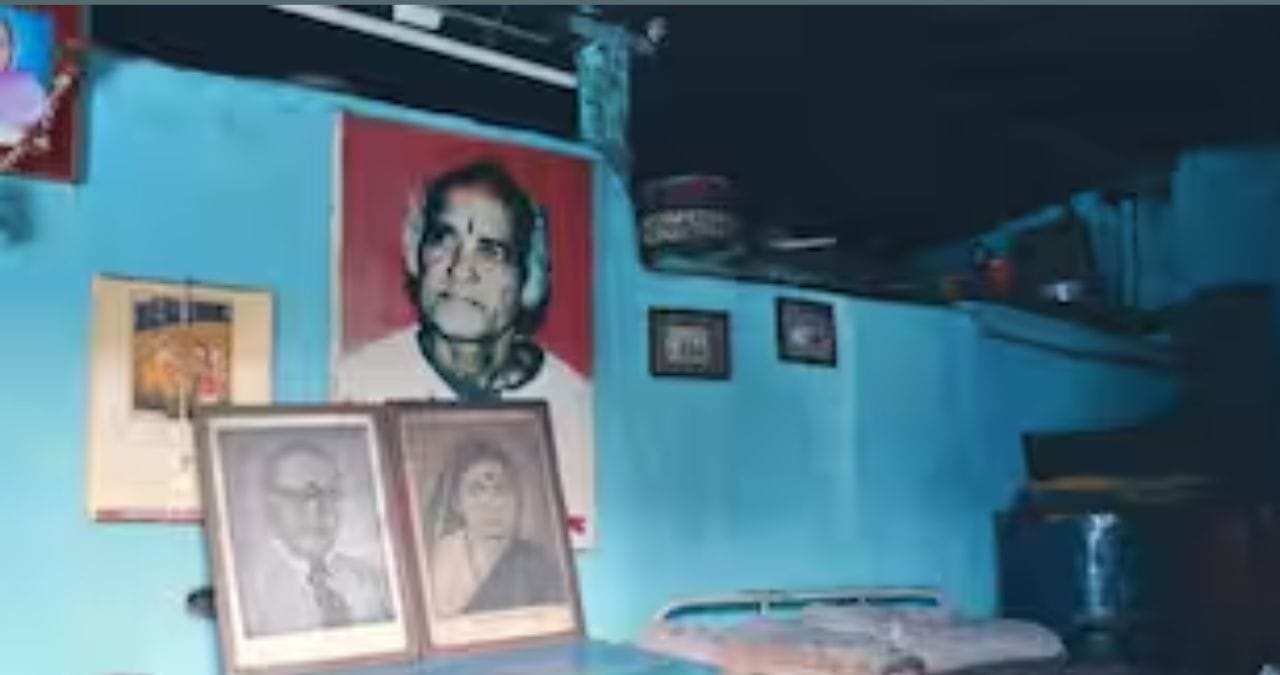 महाकवी वामनदादा कर्डक हे आंबेडकरी चळवळीतील शाहीर, कवी आणि वक्ते होते. त्यांनी 1943 साली कविता लेखनाला सुरुवात केली. त्यांची अनेक गाणी अजरामर झाली आहे.
