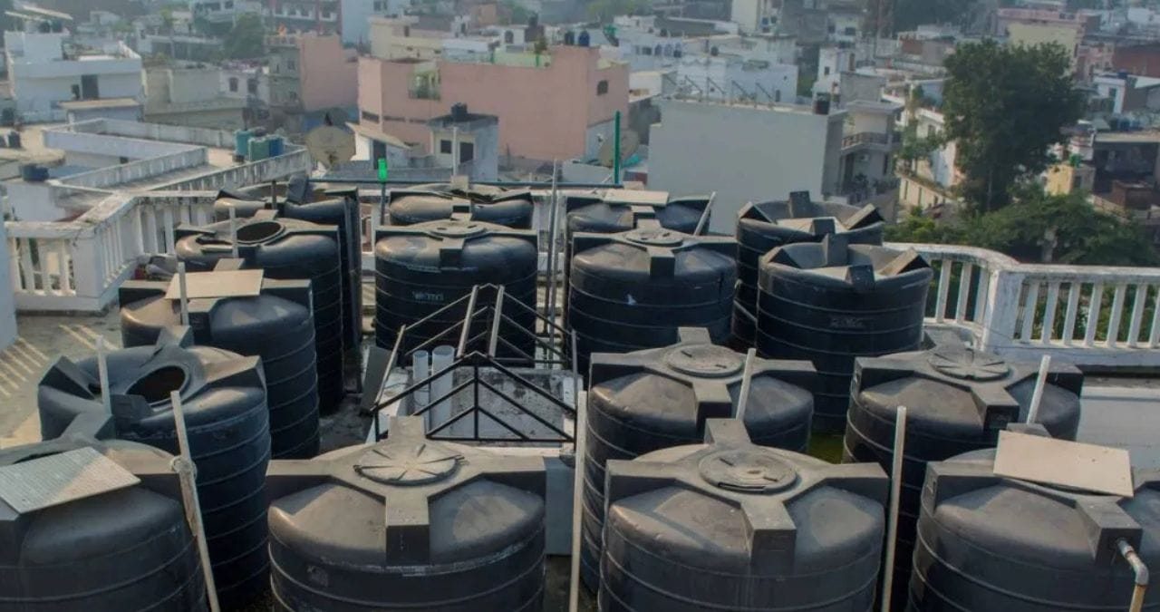 नळाने पाणी भरताना घाण, कचरा येत असल्यास सावधगिरी बाळगली पाहिजे. टाकीतील घाण नळाद्वारे येऊ शकते. यावेळी केवळ न स्वच्छ करणे पुरेसे ठरत नाही. तर पाण्याची टाकी स्वच्छ करणे फायदेशीर ठरू शकते.