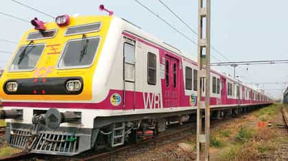 चर्चगेट-बोरिवली लोकलमधून प्रवाशाला फेकले,वांद्रे खाडीवर लोकल आली...अन्.