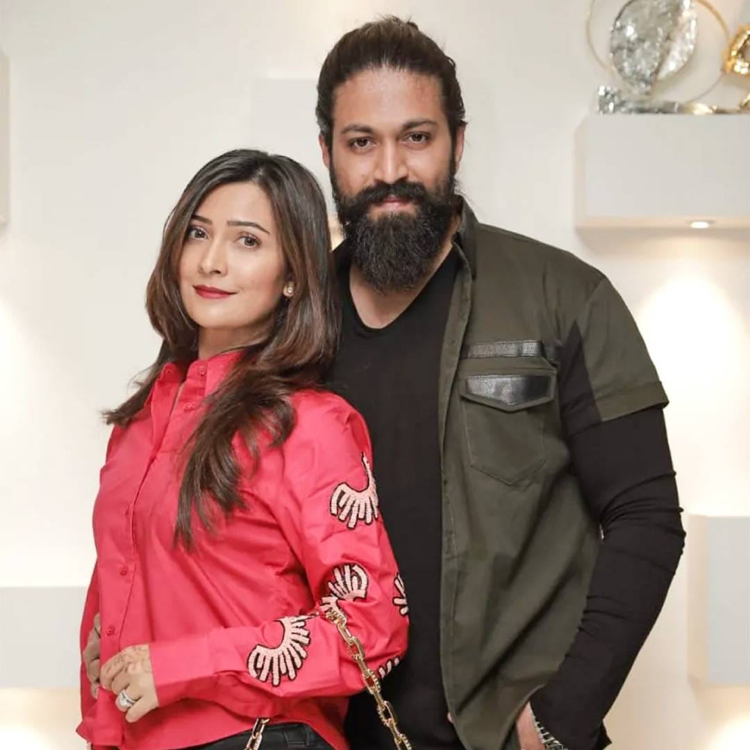 'केजीएफ' स्टार यशच्या दोन चित्रपटांबद्दल चाहत्यांमध्ये प्रचंड उत्सुकता आहे. एकीकडे नितेश तिवारी दिग्दर्शित 'रामायण' या चित्रपटात तू रावणाची भूमिका साकारणार आहे. तर दुसरीकडे 'टॉक्सिक' या बहुचर्चित चित्रपटात तो मुख्य भूमिका साकारत आहे. कन्नड चित्रपटसृष्टीतून बॉलिवूडपर्यंत आपली वेगळी ओळख निर्माण करणाऱ्या यशच्या या प्रवासात त्याच्या पत्नीचा मोठा वाटा आहे.