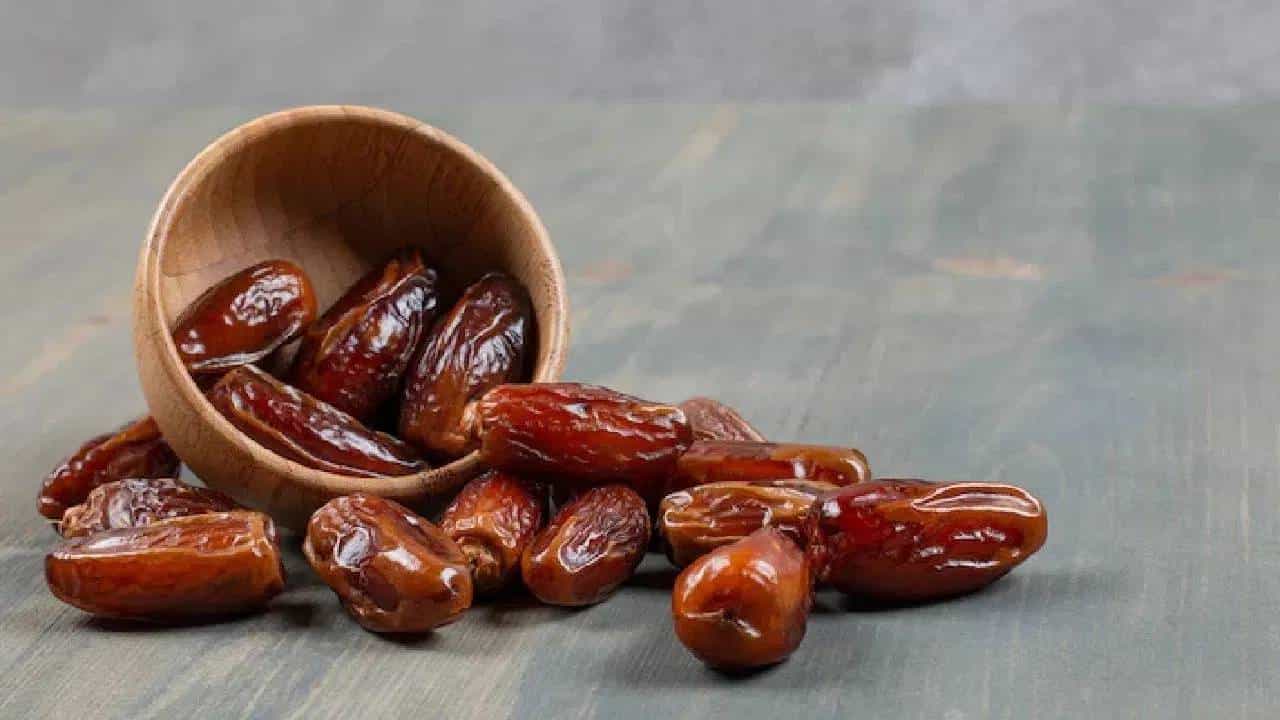 ड्रायफ्रुट्स खायला अनेकांना आवडतं. बरेच लोकं खजूरही आवडीने खात असतील. पण एवढं छोटं दिसणाऱ्या या सुकामेव्यात केवढी ताकद आहे, याची अनेकांना कल्पनाच नसेल. नियमितपणे खजुराचं सेवन करणं हे आपल्या आरोग्यासाठी वरदानच म्हणावं लागेल. भरपूर पोषक तत्त्वांनी समृद्ध असलेला खजूर हा फक्त शरीराला ऊर्जा देत नाहीत, तर अनेक गंभीर आजारांपासून बचाव करण्यासही मदत करतो. आरोग्य तज्ज्ञांच्या मते, खजूर हे एक सुपरफूड आहे. त्याला पोषक तत्त्वांचा पॉवरहाऊस असंही म्हटलं जातं. मात्र खजूर खाण्याची योग्य पद्धत अवलंबली पाहिजे. तसं सेवन केलं तर खजूर शरीराला अनेक गंभीर आजारांपासून वाचवण्यास मदत करू शकतं.