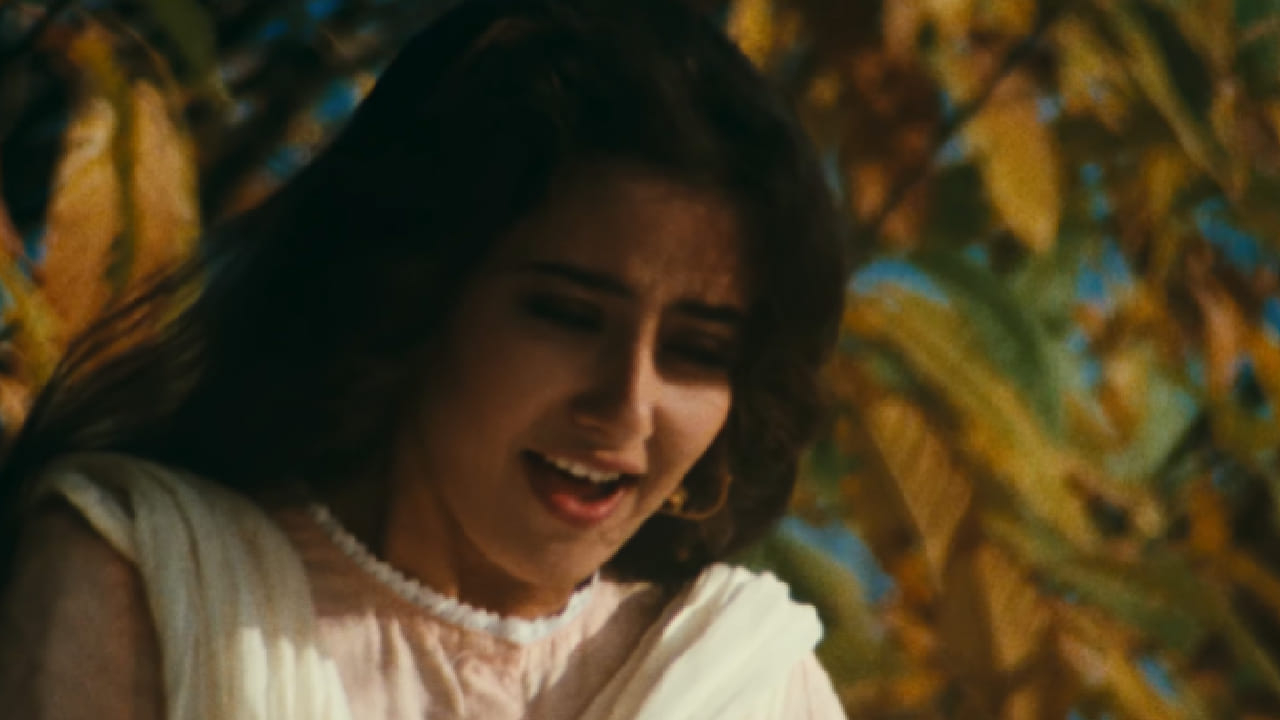 विधू विनोद चोप्रा दिग्दर्शित ‘1942: ए लव्ह स्टोरी’ या चित्रपटाची कथा स्वातंत्र्यलढ्याच्या पार्श्वभूमीवर आधारित होती. चित्रपटात देशभक्ती आणि क्रांतीसोबतच प्रेमकहाणीही प्रभावीपणे मांडण्यात आली आहे. 