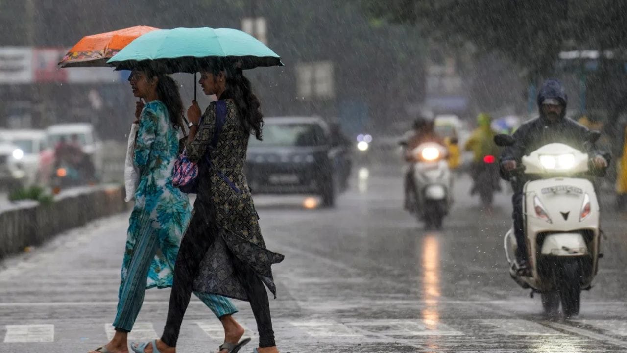 भारतीय हवामान विभागाने दिलेल्या माहितीनुसार अनेक राज्यांमध्ये मंगळवारी मुसळधार पावसाची शक्यता असून, सोबतच वादळी वाऱ्याचा देखील इशारा देण्यात आला आहे. या काळात वाऱ्याचा वेग ताशी 70 ते 80 किमी एवढा प्रचंड राहणार आहे. तसेच काही ठिकाणी विजांचा कटकडाट आणि मेघगर्जनेसह पावसाची शक्यता आहे.