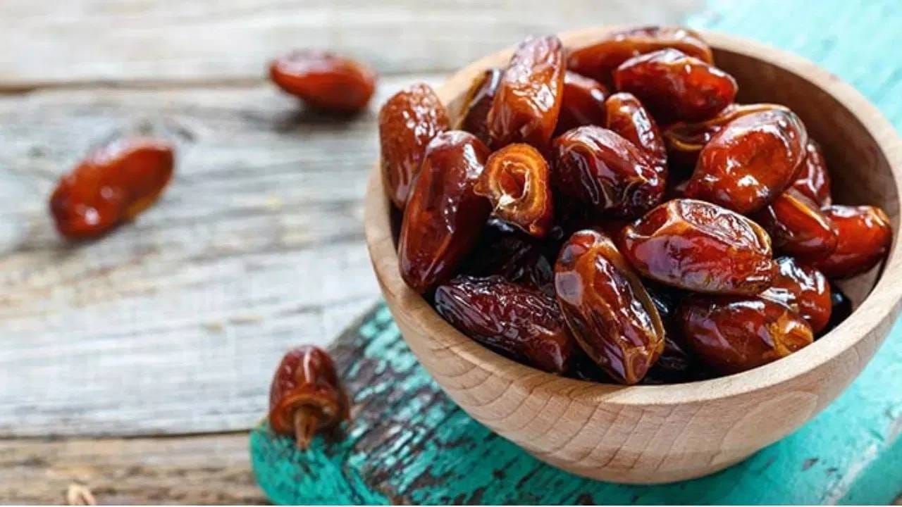 याशिवाय, जे लोक दुबळे किंवा बारीक असतात, आणि ज्यांना निरोगी पद्धतीने आपलं वजन वाढवायची इच्छा आहे, त्यांचायासठी देखील खजुराचं सेवन खूप फायदेशीर मानलं जातं. नियमितपणे खजूर खाल्ल्याने वजन वाढण्यास मदत होऊ शकते. खजुरामध्ये व्हिटॅमिन सी आणि डी असल्यामुळे त्वचेची लवचिकता टिकवून ठेवण्यास, सुरकुत्या कमी होण्यास आणि केसांना आतून पोषण देण्यास मदत देखील होऊ शकते. (डिस्क्लेमर : वरील लेखात देण्यात आलेली माहिती ही प्राथमिक स्वरूपाची आहे. ती उपलब्ध स्रोतांवरून देण्यात आलेली आहे.)