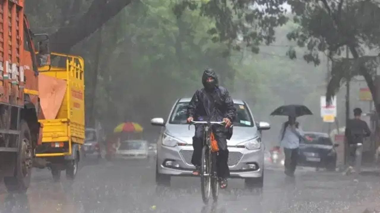 आयएमडीकडून मंगळवारी उत्तर प्रदेश, दिल्ली, बिहार, झारखंड, ओडिशा, राजस्थान, हरियाणा, उत्तराखंड, हिमाचल प्रदेश, जम्मू-काश्मीर, लडाख, पश्चिम बंगाल, ओडिशा, छत्तीसगड, तेलंगाणा, आंध्र प्रदेश, आसाम, मेघालय, त्रिपुरा, नागालँड, सिक्किम, तामिळनाडू, मेघालय आणि गुजरात या 24 राज्यांमध्ये अतिमुसळधार पावसाचा इशारा देण्यात आला आहे.