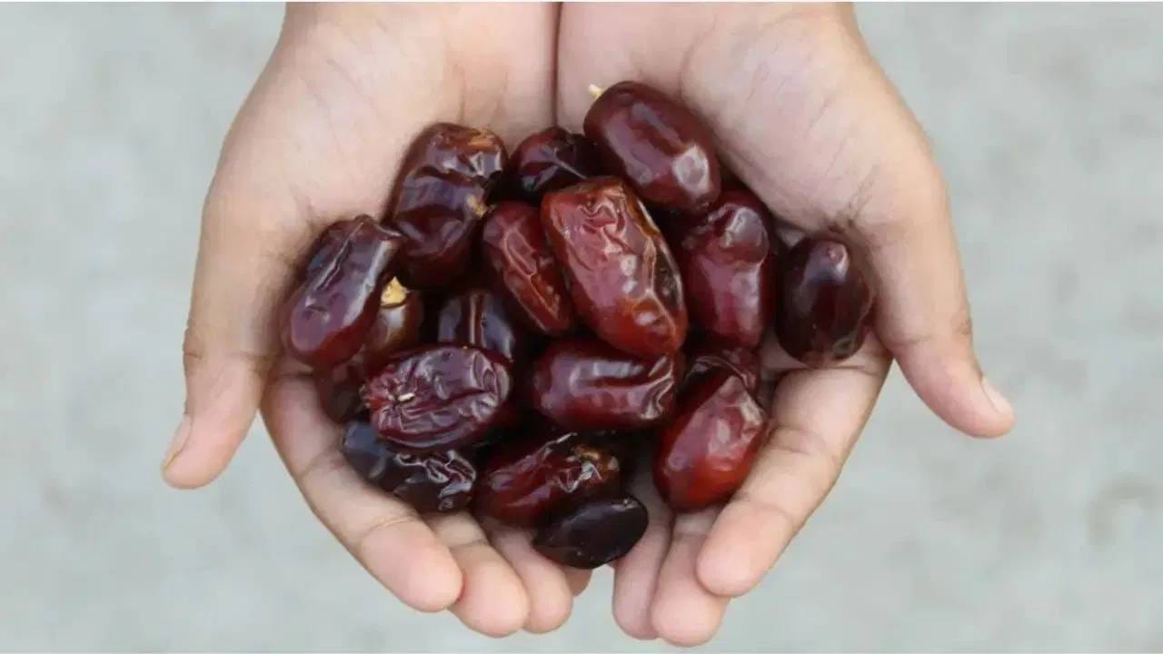 खजूर हे पोटॅशियम आणि अँटिऑक्सिडंट्सने समृद्ध असतात. त्यामुळे रक्तदाब नियंत्रणात ठेवण्यास आणि हृदयविकाराचा धोका कमी होण्यास मदत होऊ शकते. तसेच, खजुराचं सेवन केल्याने मानसिक आरोग्य आणि स्मरणशक्ती सुधारण्यासोबतच डिमेंशियाचा धोका कमी करण्यासही उपयुक्त ठरू शकतं. 