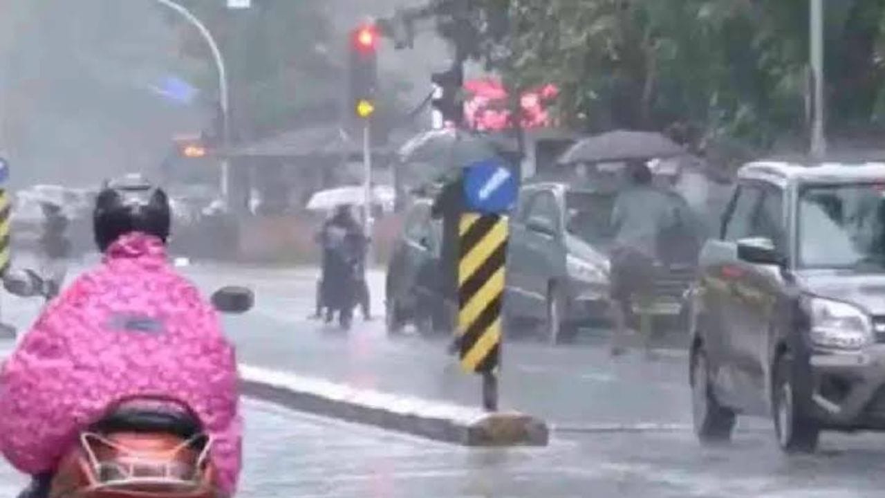 बंगालच्या खाडीत कमी दाबाचं क्षेत्र तयार झाल्याने विदर्भात चांगल्या पावसाचा अंदाज वर्तवण्यात आला असून, या काळात वादळ आणि विजांच्या कडकडाटाचाही इशारा देण्यात आला आहे. येत्या 23 सप्टेंबरपासून राज्यात पावसाचा जोर वाढणार आहे.