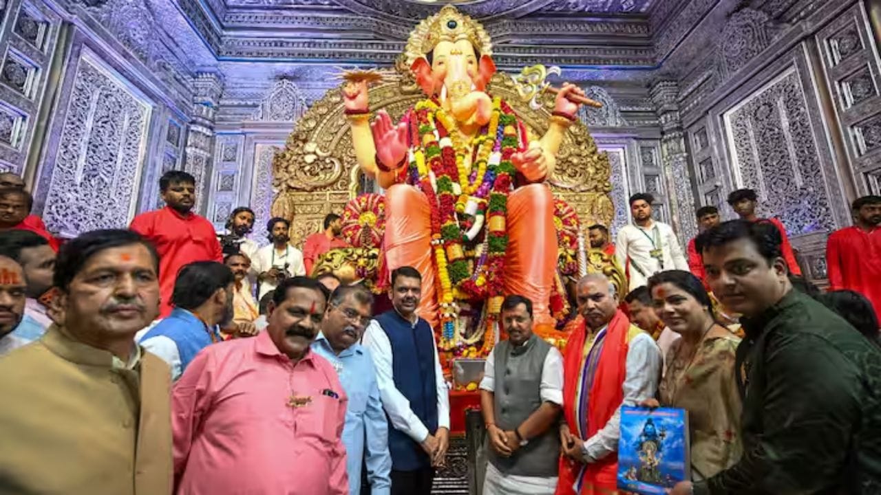 भारतीय जनता पार्टीचे राष्ट्रीय अध्यक्ष नितीन नवीन आणि मुख्यमंत्री देवेंद्र फडणवीस यांनी बुधवारी लालबागच्या राजाचे दर्शन घेत पूजा केली.
