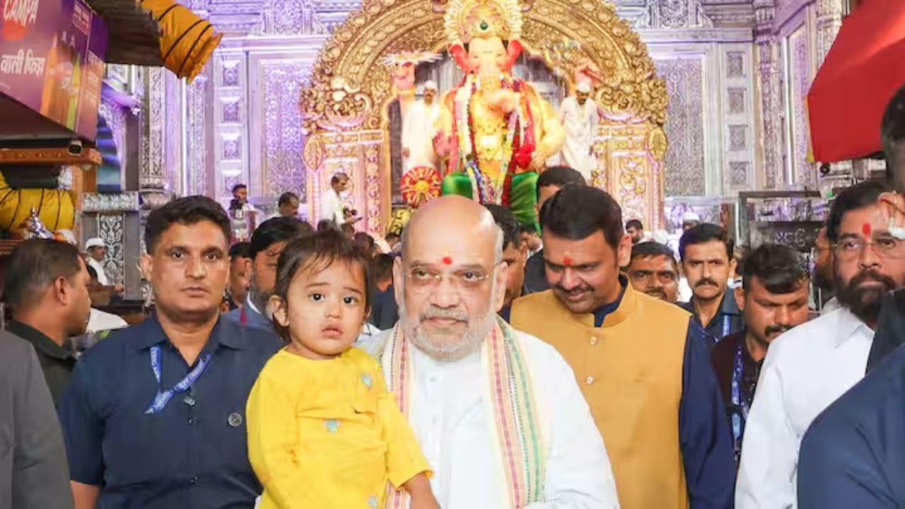 केंद्रिय गृहमंत्री अमित शाह यांनी नुकतेच लालबागच्या राजाचे दर्शन घेतले. यावेळी त्यांच्या सोबत मुख्यमंत्री देवेंद्र फडणवीस आणि उपमुख्यमंत्री एकनाथ शिंदे उपस्थित होते.