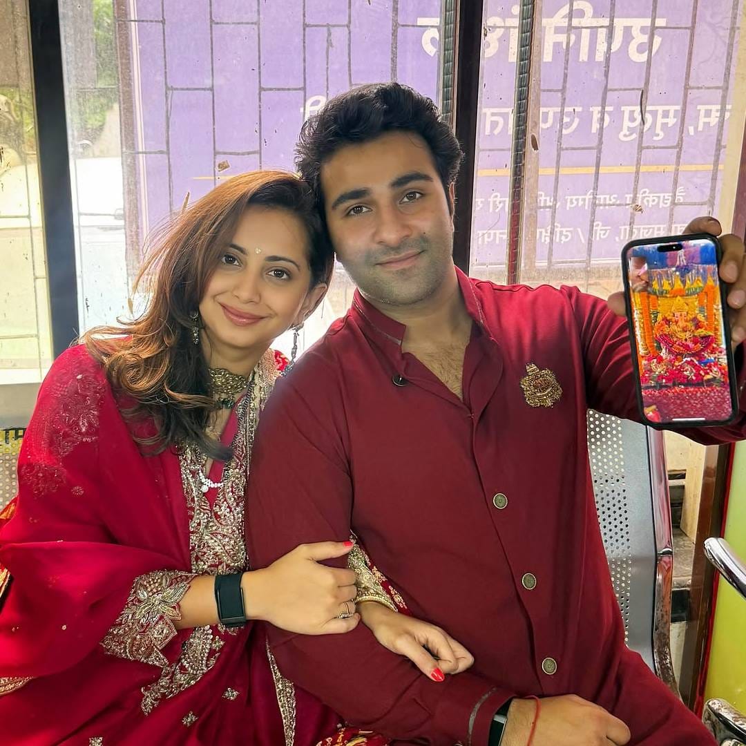 एका फोटोमध्ये दोघे एकत्र पोज देताना दिसतात, तर काही फोटोंमध्ये कुटुंबीयांसोबतचे क्षणही पाहायला मिळतात. फोटो शेअर करताना दोघांनी लिहिलं, 'ट्रायल पीरिअड संपला. रिटर्न नाही, एक्स्चेंजही नाही, माघारही नाही..' यानंतर त्यांनी आता अधिकृतपणे ‘मिस्टर आणि मिसेस जैन’ झाल्याचं सांगितलं. त्यांनी या खास क्षणी गणपती बाप्पाचे आभारही मानले.
