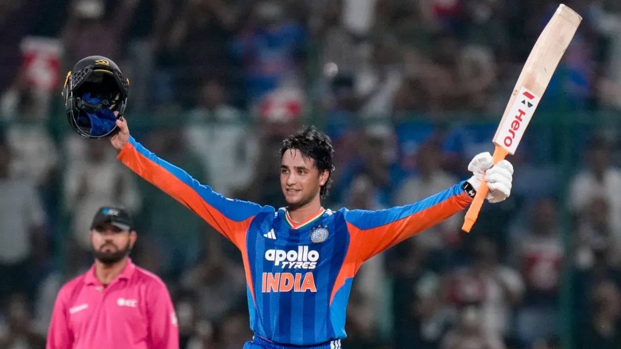 अभिषेक शर्मा हा भारताचा एकमेव असा फलंदाज ठरला आहे, ज्याने टी20 क्रिकेटमध्ये दोनदा विरोधी संघाच्या एकूण धावसंख्येपेक्षा जास्त धावा एकट्याने केल्या आहेत. अभिषेकने अफगाणिस्तानविरुद्ध 108 धावांची खेळी केली आणि अफगाणिस्तानचा संघ 94 धावांवर गारद झाला. यापूर्वी 2025 मध्ये त्याने इंग्लंडविरुद्ध 135 धावा केल्या होत्या आणि इंग्लंडचा संघ अवघ्या 97 धावांवर आटोपला होता. (Photo: PTI)