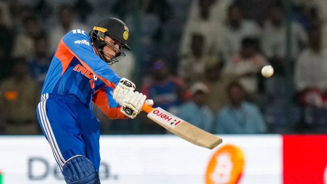 अभिषेक शर्मा एका बाबतीत रोहित शर्मापेक्षाही खूप पुढे निघून गेला आहे. अभिषेकने अफगाणिस्तानविरुद्ध 94.44% धावा फक्त चौकार आणि षटकारांच्या मदतीने केल्या. त्याने 108 धावांपैकी 102 धावा बाउंड्रीवरून वसूल करत रोहितचा विक्रम मोडला. रोहितने 2017 मध्ये श्रीलंकेविरुद्ध 118 धावांपैकी 108 धावा बाउंड्रीने केल्या होत्या, म्हणजेच त्याने 91.53% धावा चौकार-षटकारांनी बनवल्या होत्या. (Photo: PTI)