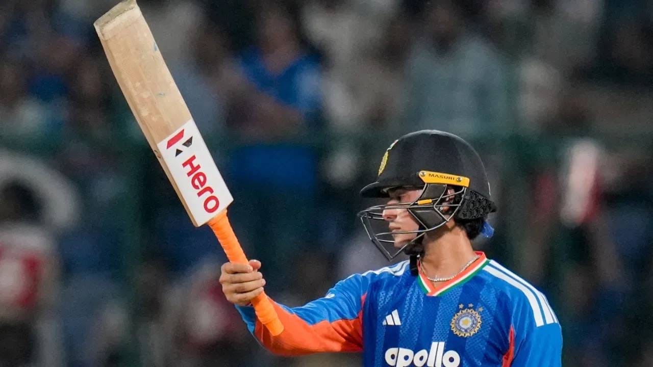 अभिषेक शर्माने टी20 क्रिकेटमध्ये 10 शतके ठोकली आहेत. याचसोबत अभिषेकने विराटपेक्षा अत्यंत कमी सामन्यांत 10 टी20 शतके झळकावली आहेत. अभिषेकने अवघ्या 205 डावांमध्ये 10 शतके झळकावली, तर विराटने हा पराक्रम 413 डावांमध्ये केला होता. (Photo: PTI)