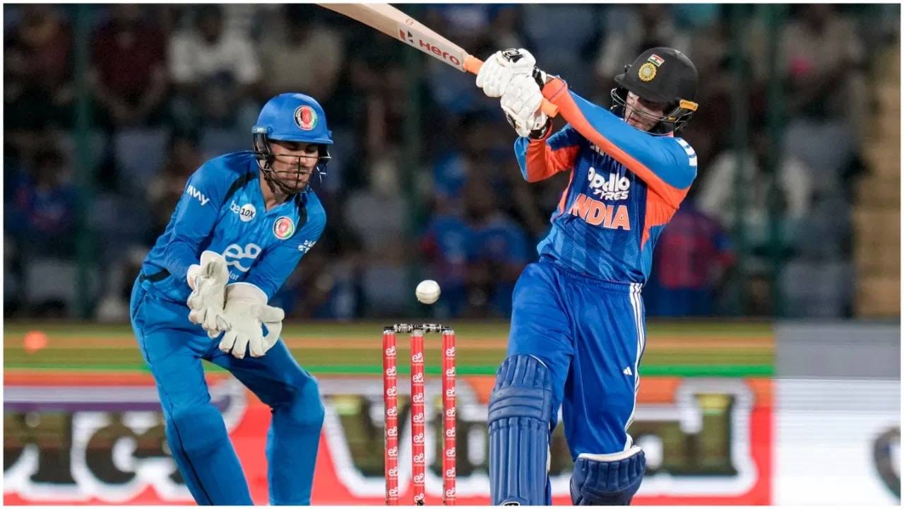 टी20 क्रिकेटच्या आकडेवारीनुसार, अभिषेक शर्माने रशीद खानच्या 43 चेंडूंचा सामना करताना तब्बल 101 धावा कुटल्या आहेत. रशीदसारख्या गोलंदाजाविरुद्ध अभिषेक शर्माची फलंदाजी नेहमीच वरचढ ठरली आहे. (Photo: PTI)