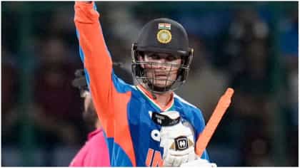 अभिषेकने फिरकी जादुगाराला रडवलं; अवघ्या काही चेंडूंत कुटल्या 101 धावा.