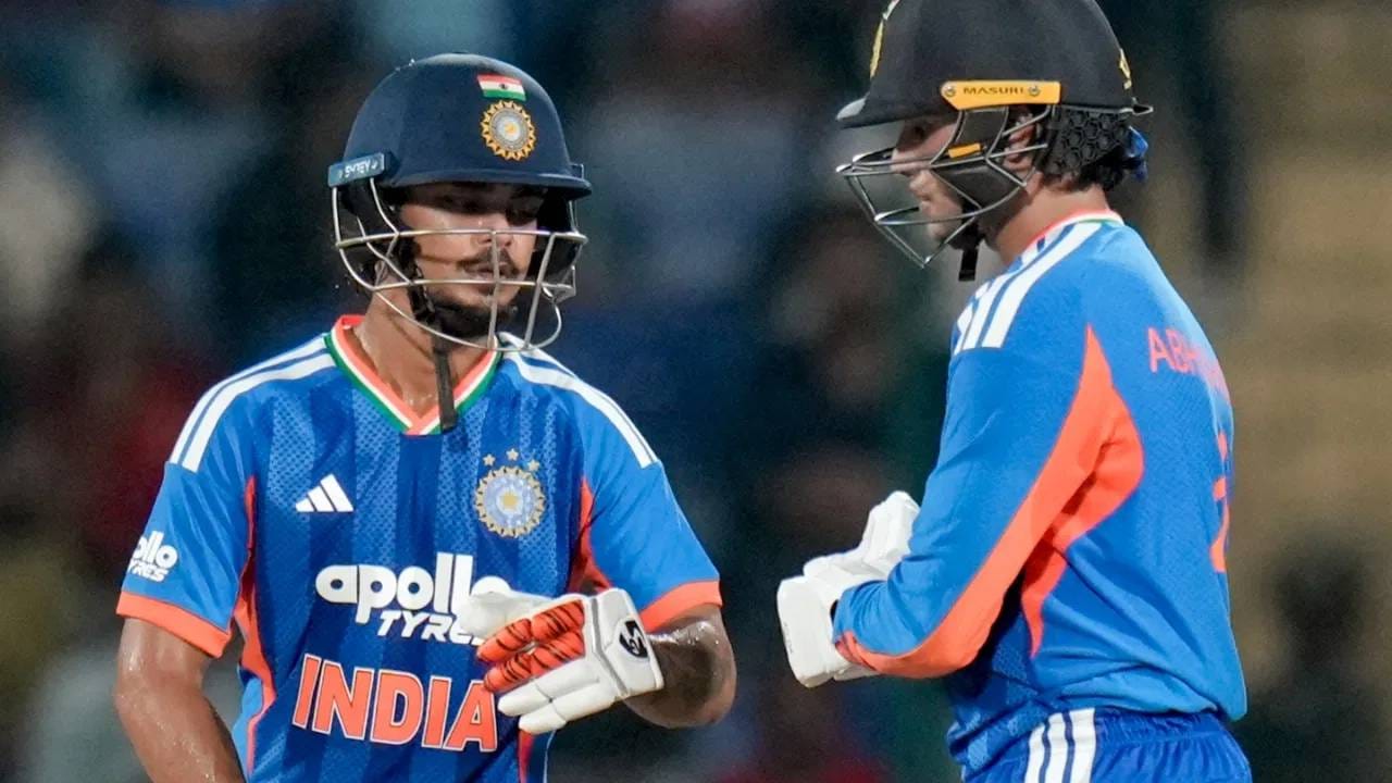 इशान किशनला मागे टाकून नंबर1 बनण्यासाठी अभिषेक शर्माला अफगाणिस्तानविरुद्धच्या तिसऱ्या टी20 सामन्यात किमान शतक झळकावावे लागेल. सोबतच, आगामी सामन्यात इशान किशन स्वस्तात बाद व्हावा अशी अपेक्षा त्याला करावी लागेल. (PC-PTI)