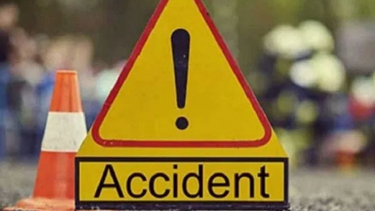भाजप नेत्याचा भीषण अपघात, कार एक्स्प्रेस वे वर पलटी, चालकाचं नियंत्रण सुटलं अन्.. भाजप नेत्याचा भीषण अपघात, कार एक्स्प्रेस वे वर पलटी, चालकाचं नियंत्रण सुटलं अन्..