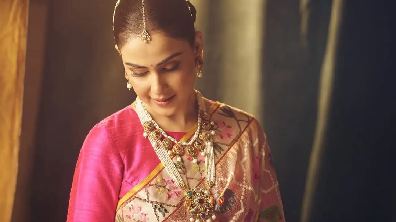 जेनेलिया देशमुखने हा पारंपरिक लूक केला असून त्याचे फोटो शेअर करताना तिने ‘A slow Sunday is my kinda luxury’ असं सुंदर कॅप्शनही दिलं आहे.