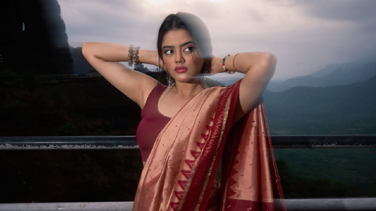सह्याद्रीच्या कुशीत वसलेल्या माळशेज घाटाच्या सुंदर निसर्गाच्या सान्निध्यात केतकीचा ग्लॅमरस अंदाज पाहायला मिळत आहे.