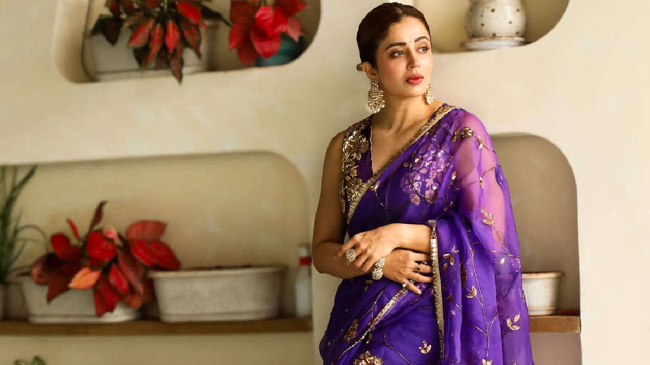 नुकतेच नेहाने तिच्या इन्स्टाग्राम अकाऊंटवरून पारंपरिक लूकमधील काही सुंदर फोटो शेअर केले आहेत. या फोटोंमध्ये नेहाचा रॉयल पर्पल अर्थात जांभळ्या रंगाच्या साडीतील मनमोहक अंदाज पाहायला मिळत आहे.
