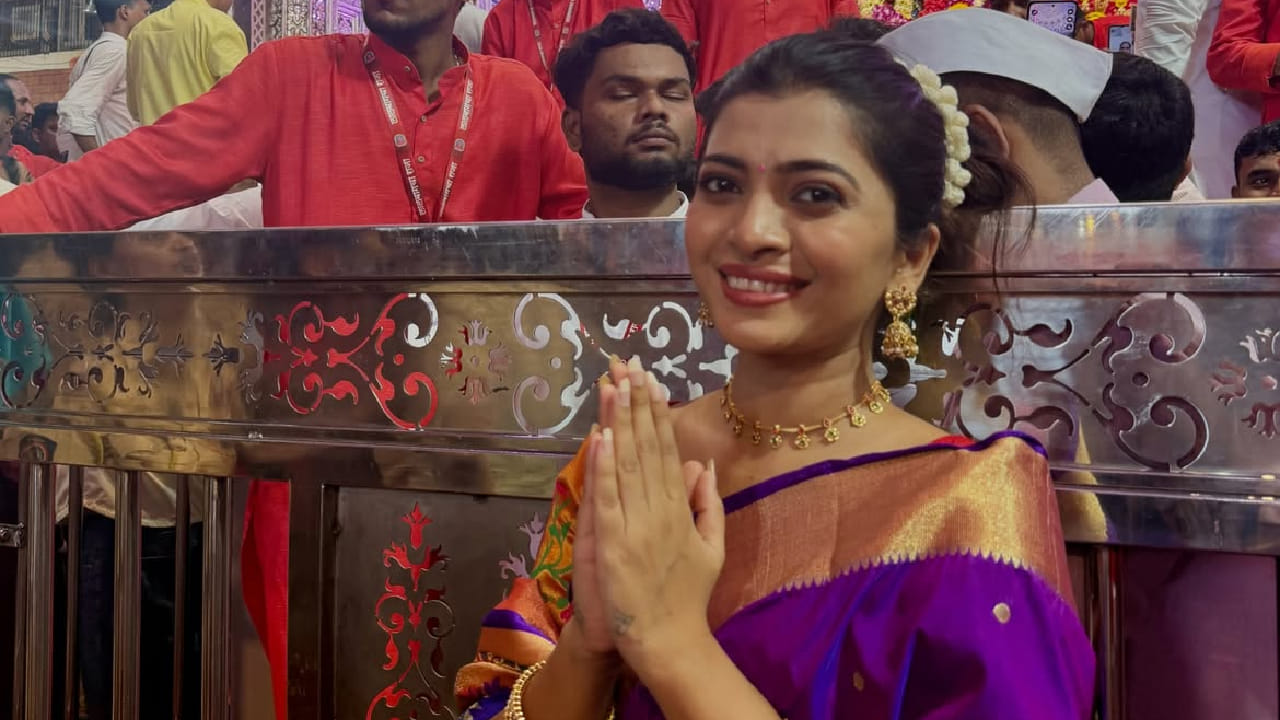 त्यासोबत पारंपरिक दागिने, कपाळावर लाल टिळा आणि चेहऱ्यावर सुंदर हास्य असा तिचा लूक पाहायला मिळाला.