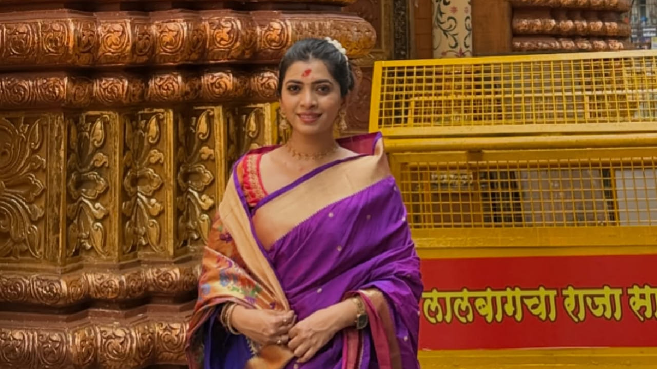 रुचिराने जोडलेल्या हातांनी भक्तिभावाने प्रार्थना करतानाचे फोटोही चाहत्यांसोबत शेअर केले आहेत. लालबागच्या राजाच्या भव्य मंडपात दर्शन घेतानाचे हे क्षण तिच्या पोस्टमधून पाहायला मिळतात.