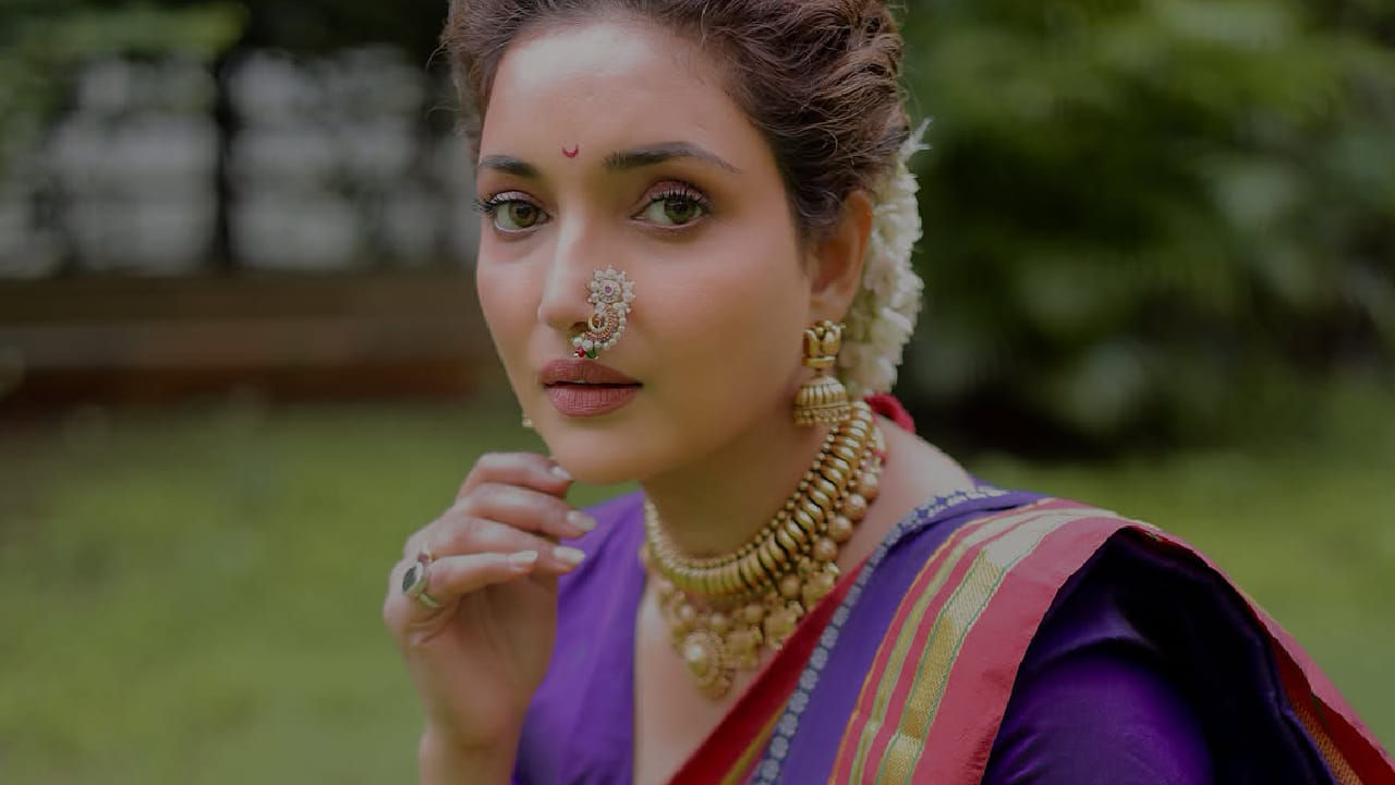 रुपालीने जांभळ्या रंगाची सुंदर नऊवारी साडी नेसली आहे. या साडीमध्ये अभिनेत्रीचा मराठमोळा अंदाज खुलून दिसत आहे.