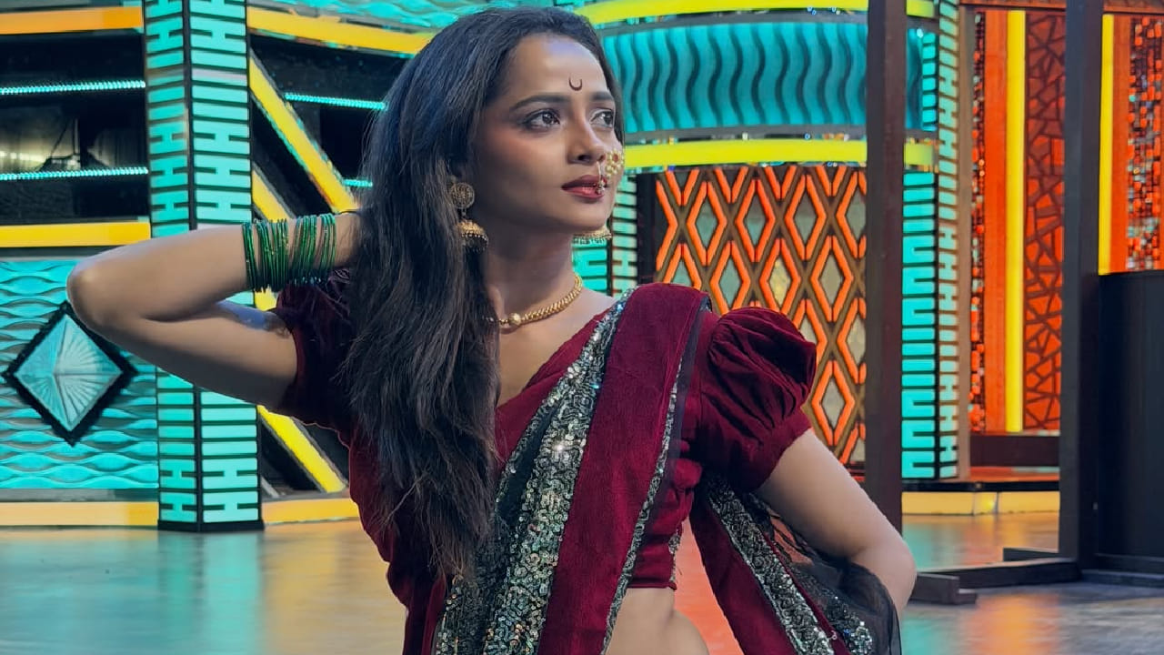 गळ्यात नाजूक सोन्याची साखळी, कानात सुंदर झुमके, नाकात मोत्यांची नथ आणि कपाळावर चंद्रकोर असा तिचा लूक पाहायला मिळत आहे. 