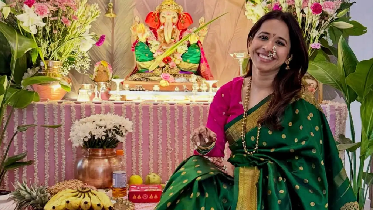 त्याच्या गळ्याभोवती आणि पाठीवर केलेले सोनेरी जरीचे भरतकाम या लूकला अधिकच खुलवत आहे. पारंपरिक दागिन्यांनी श्रेयाने आपल्या सणासुदीच्या लूकला खास टच दिला आहे.