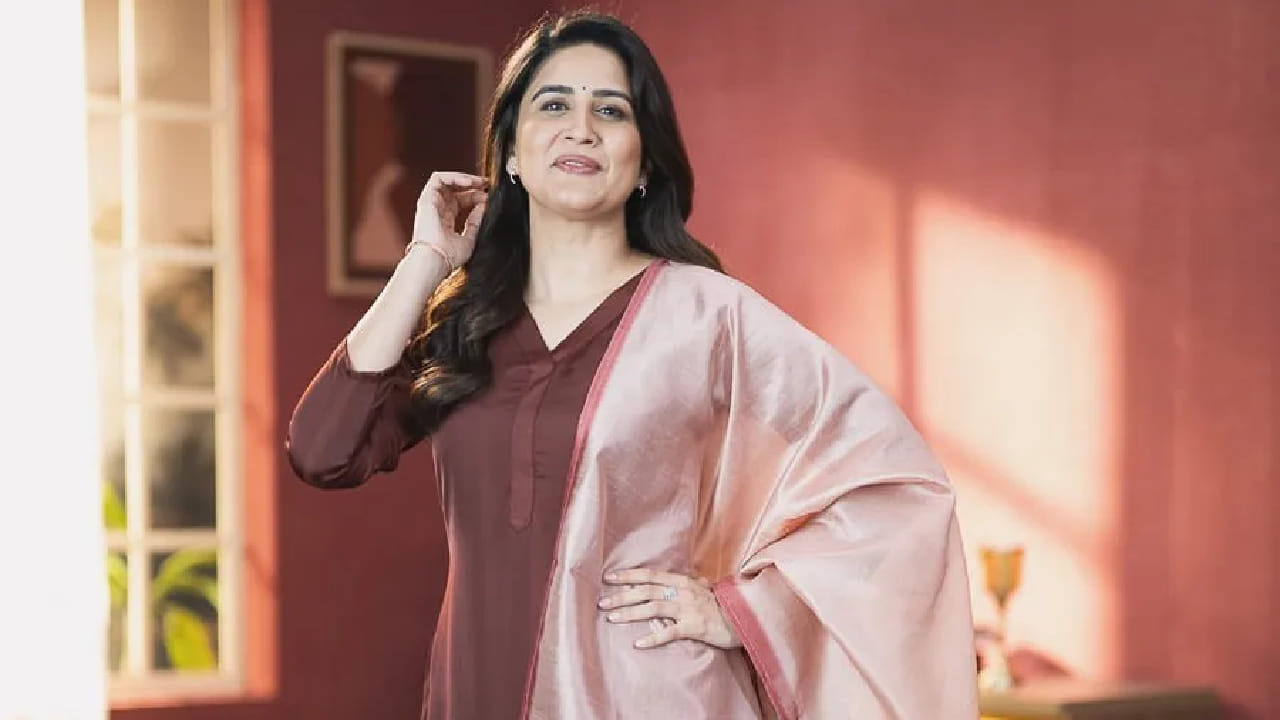 गौरी आगमनाच्या निमित्ताने वैदेहीने तपकिरी रंगाचा पारंपरिक कुर्ता परिधान केला आहे. साधेपणातही उठून दिसणाऱ्या या कुर्त्याला हलका व्ही-नेक असून, पूर्ण बाह्यांमुळे तिचा लूक अधिकच आकर्षक दिसत आहे.