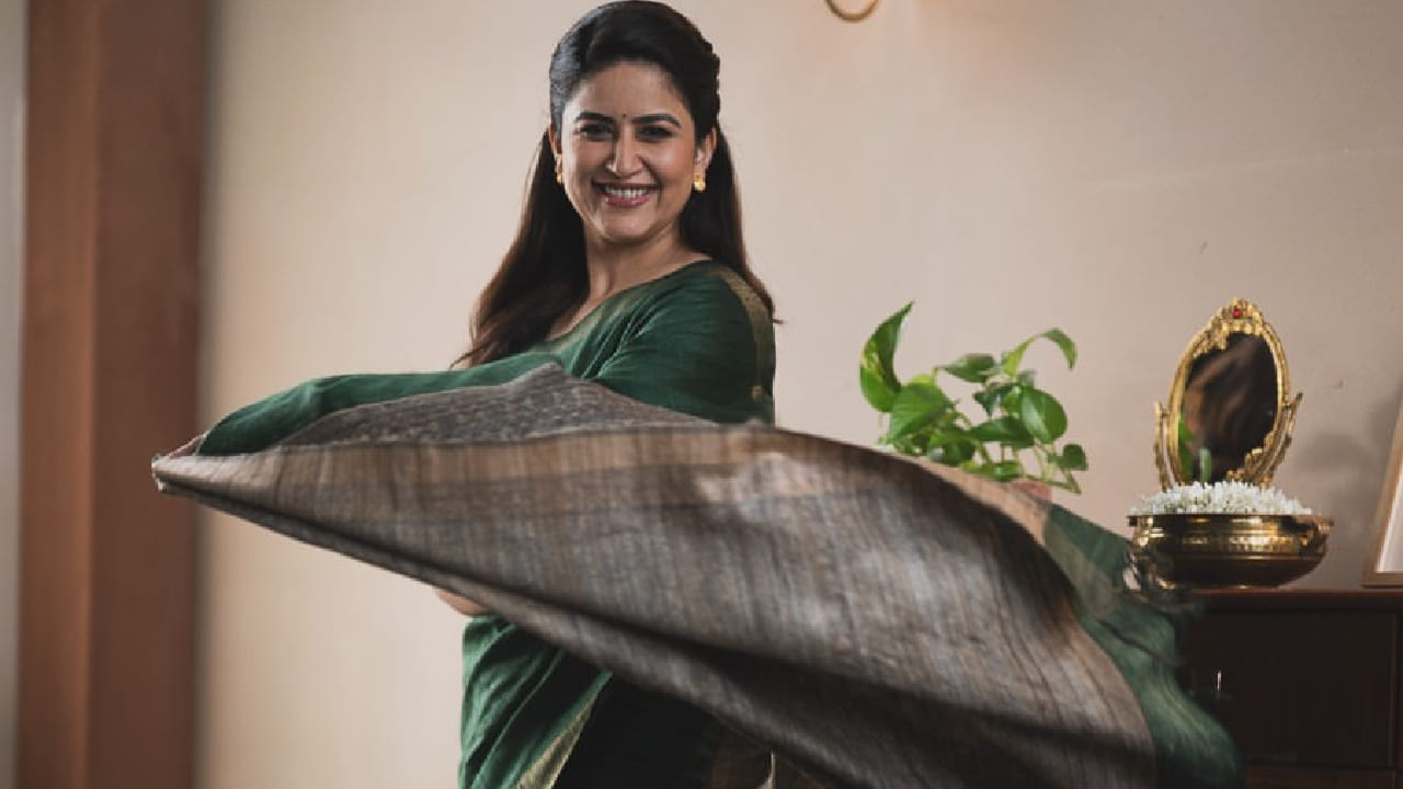 या फोटोंमध्ये तिचा पारंपरिक आणि आकर्षक अंदाज पाहायला मिळत आहे. गडद हिरव्या रंगाच्या साडीमध्ये वैदेही कमालीची सुंदर दिसत असून, तिच्या या लूकने चाहत्यांचे लक्ष वेधून घेतले आहे.