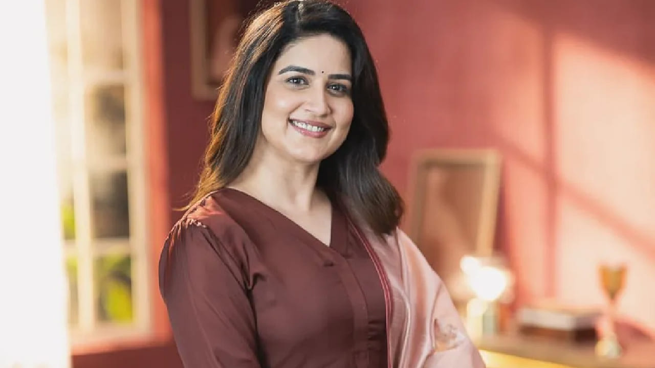 गौरी आगमनाच्या शुभ मुहूर्तावर वैदेहीने सोशल मीडियावर काही सुंदर फोटो शेअर केले आहेत. या फोटोंमध्ये तिचा साधा, पण मनमोहक पारंपरिक लूक पाहायला मिळत आहे.
