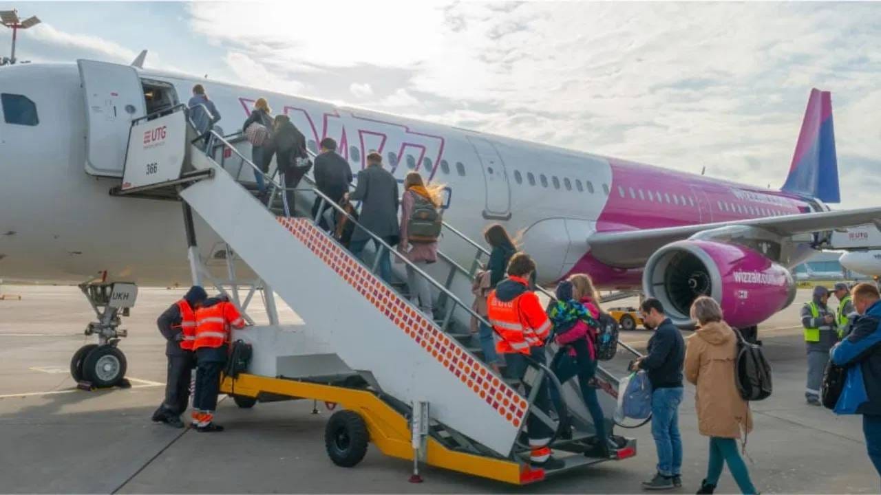 एअरलाइनचं ॲप आणि DigiYatra वापरा - तुमच्या फोनमध्ये संबंधित एअरलाइनचं अधिकृत ॲप डाउनलोड करून ठेवा. फ्लाइटची वेळ, गेटमध्ये बदल, विलंब आणि बोर्डिंगसंबंधी अपडेट्स तुम्हाला ॲपद्वारे सहज मिळू शकतात.