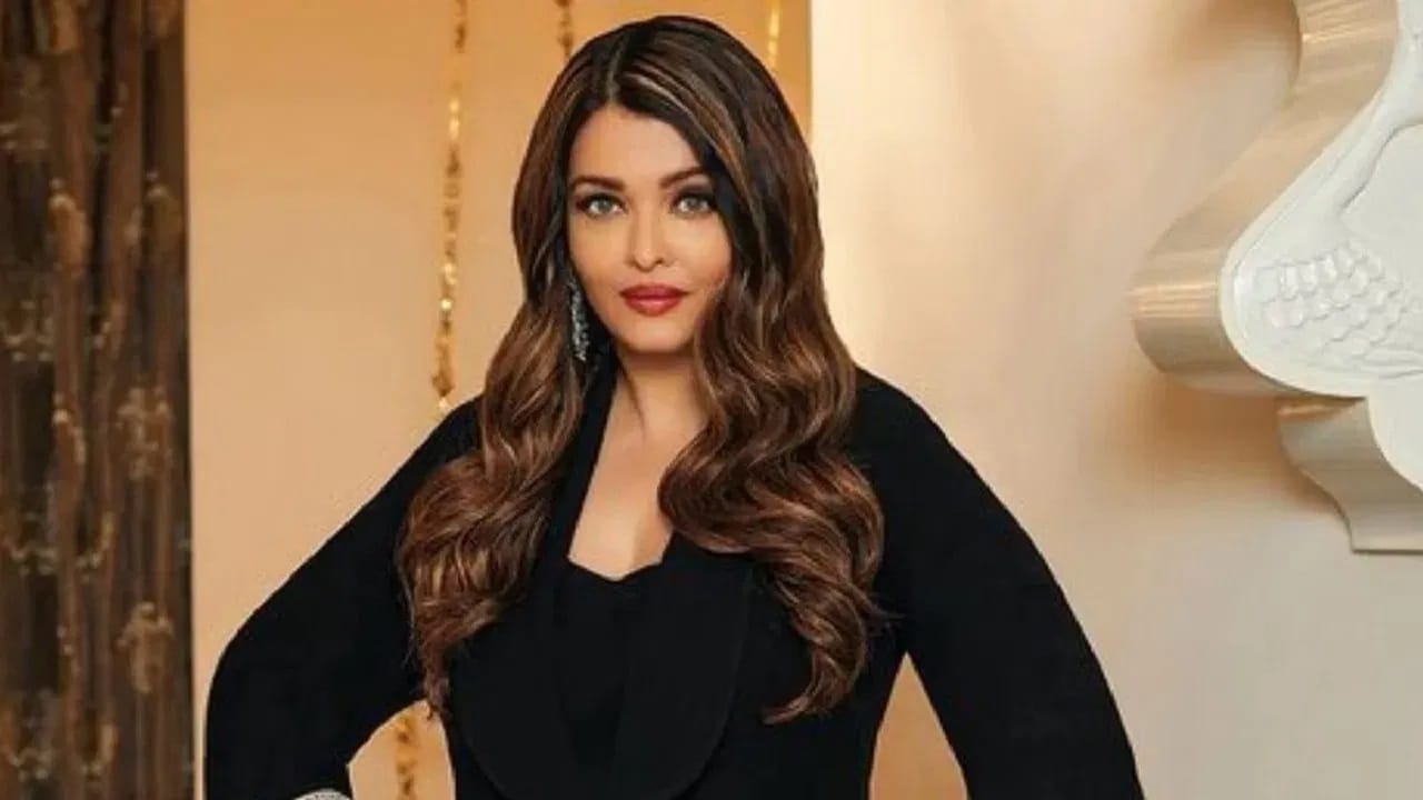 Aishwarya Rai: मध्यरात्री ऐश्वर्या राय पोहोचली एयरपोर्टवर, बच्चन कुटुंबियांच्या सूनेला असं पाहून सगळेच थक्क Aishwarya Rai: मध्यरात्री ऐश्वर्या राय पोहोचली एयरपोर्टवर, बच्चन कुटुंबियांच्या सूनेला असं पाहून सगळेच थक्क