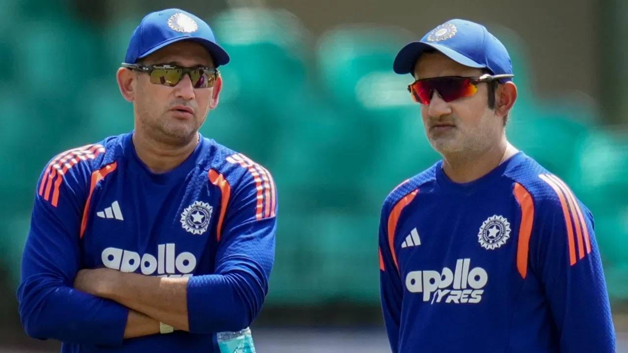 बीसीसीआयने सेक्रेटरी देवजीत सैकिया यांनी सांगितलं की, अजित आगरकर निवड समितीच्या अध्यक्षपदी कायम राहिल. निवड समितीत कोणताही बदल केला जाणार नाही. वनडे वर्ल्डकप 2027पर्यंत अशीच स्थिती राहणार आहे. (फोटो: पीटीआय)