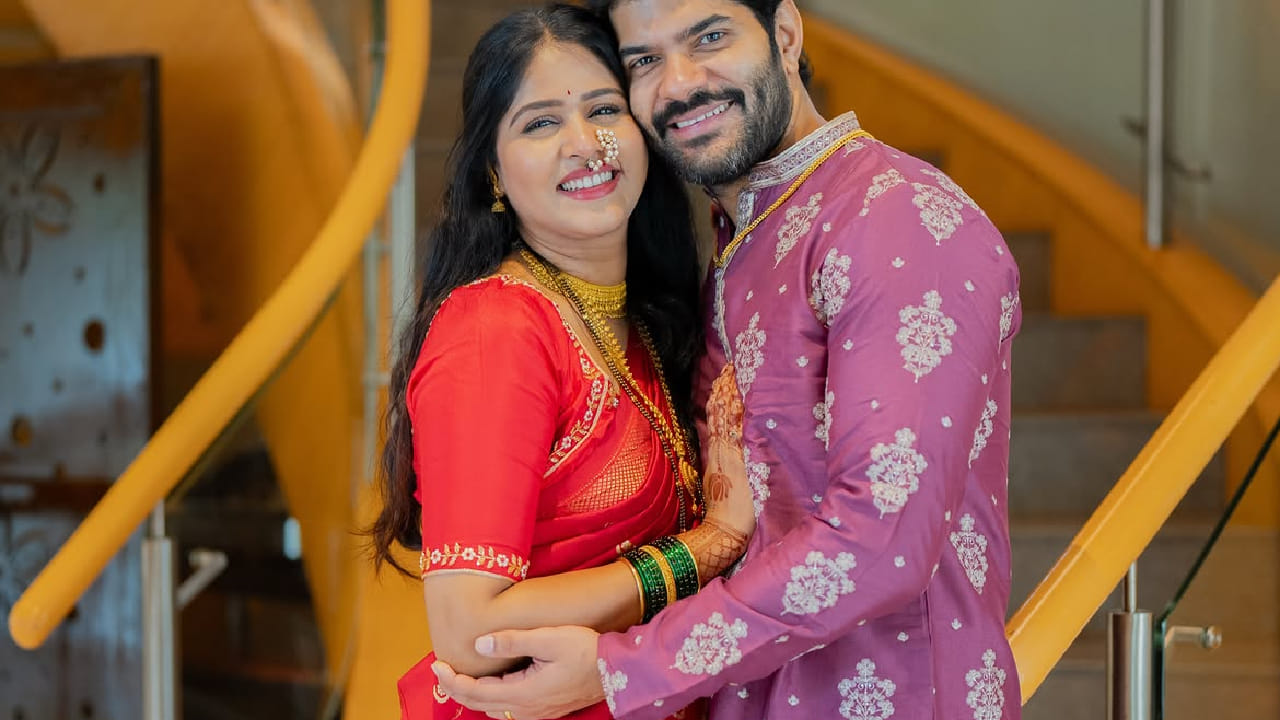 साधेपणासोबतच तिच्या या लूकमध्ये एक वेगळाच रुबाब पाहायला मिळत आहे. तर हार्दिक जोशीने जांभळ्या रंगाचा डिझायनर कुर्ता आणि पांढरा पायजमा परिधान केला आहे.