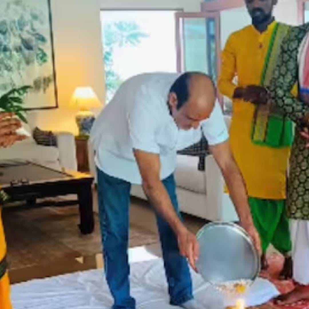 अक्षय खन्ना नेहमीच प्रसिद्धीच्या झगमगाटापासून दूर राहिला आहे. मात्र, मलबार हिलमधील 33.26 कोटींची नवी प्रॉपर्टी, जुहूचं घर, अलिबागमधील ठिकाण आणि लक्झरी कार्स पाहता त्याची ऑफ-स्क्रीन लाइफही तितकीच रॉयल असल्याचं दिसतं.

