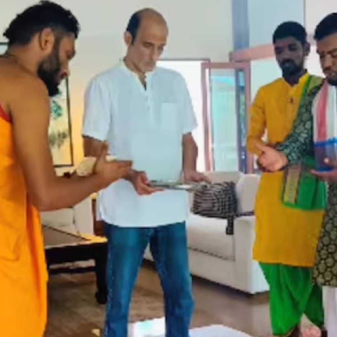 मुंबईच्या धावपळीपासून दूर अक्षय खन्नाचं अलिबागशीही जुनं नातं आहे. 2009 मधील रिपोर्ट्सनुसार त्याने अलिबागमध्ये बंगला खरेदी केला होता. अलिबागचं हे ठिकाण शांतता, हिरवाई आणि प्रायव्हसीसाठी ओळखलं जातं. त्याच्या या घरात वास्तुशांती आणि गृहप्रवेशाची पूजाही झाली होती. 
