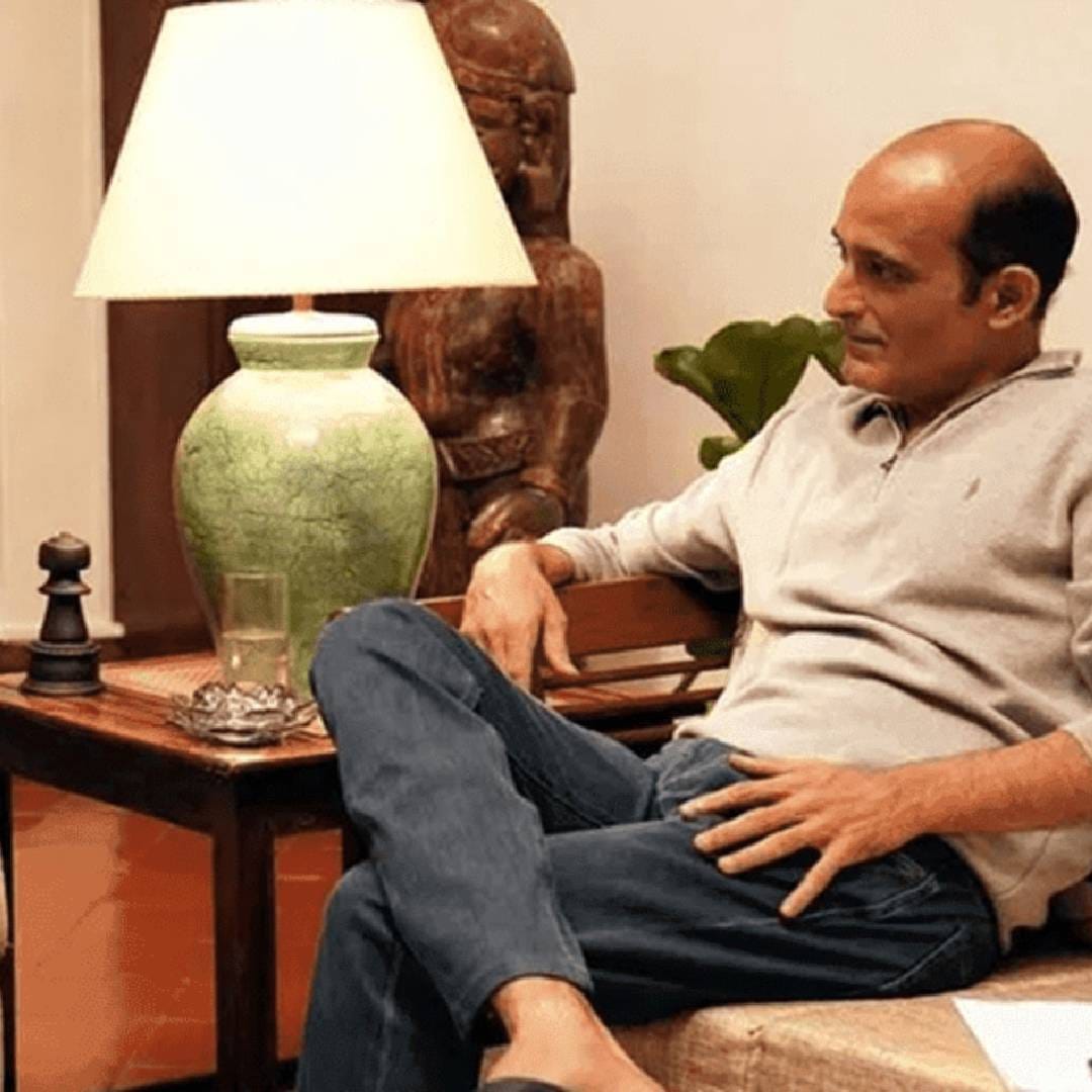 अक्षय खन्नाची एकूण संपत्ती तब्बल 167 कोटी रुपये असल्याचं कळतंय. त्याची संपत्ती चित्रपटांमधील कमाई, गुंतवणूक आणि रिअल इस्टेट यातून कमावलेली आहे. 
