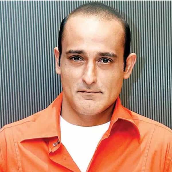 Akshaye Khanna property: अभिनेता अक्षय खन्ना सध्या पुन्हा एकदा चर्चेत आहेत. ‘धुरंधर’मधील रहमान डकैतच्या भूमिकेनंतर त्याच्या अभिनयाची जोरदार चर्चा झाली आणि आता त्याच्या महागड्या प्रॉपर्टीच्या खरेदीनेही लक्ष वेधून घेतलं आहे. अक्षय खन्नाने मुंबईतील पॉश मलबार हिल परिसरात तब्बल 33.26 कोटी रुपयांचा आलिशान अपार्टमेंट खरेदी केला आहे.