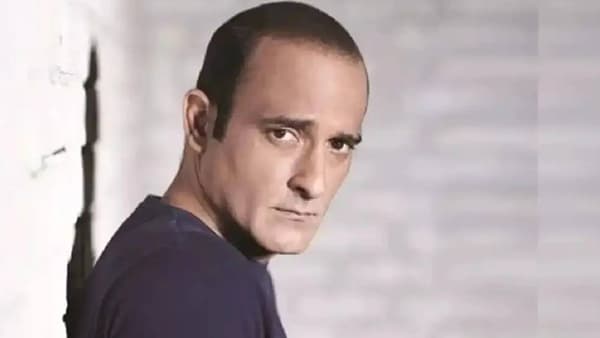 Akshaye Khanna : अक्षय खन्नाने एक-दोन नव्हे लगावल्या तब्बल 17 थप्पडा; ‘त्या’ कलाकाराचा चेहरा सुजून लालेलाल, सेटवर उडाली खळबळ